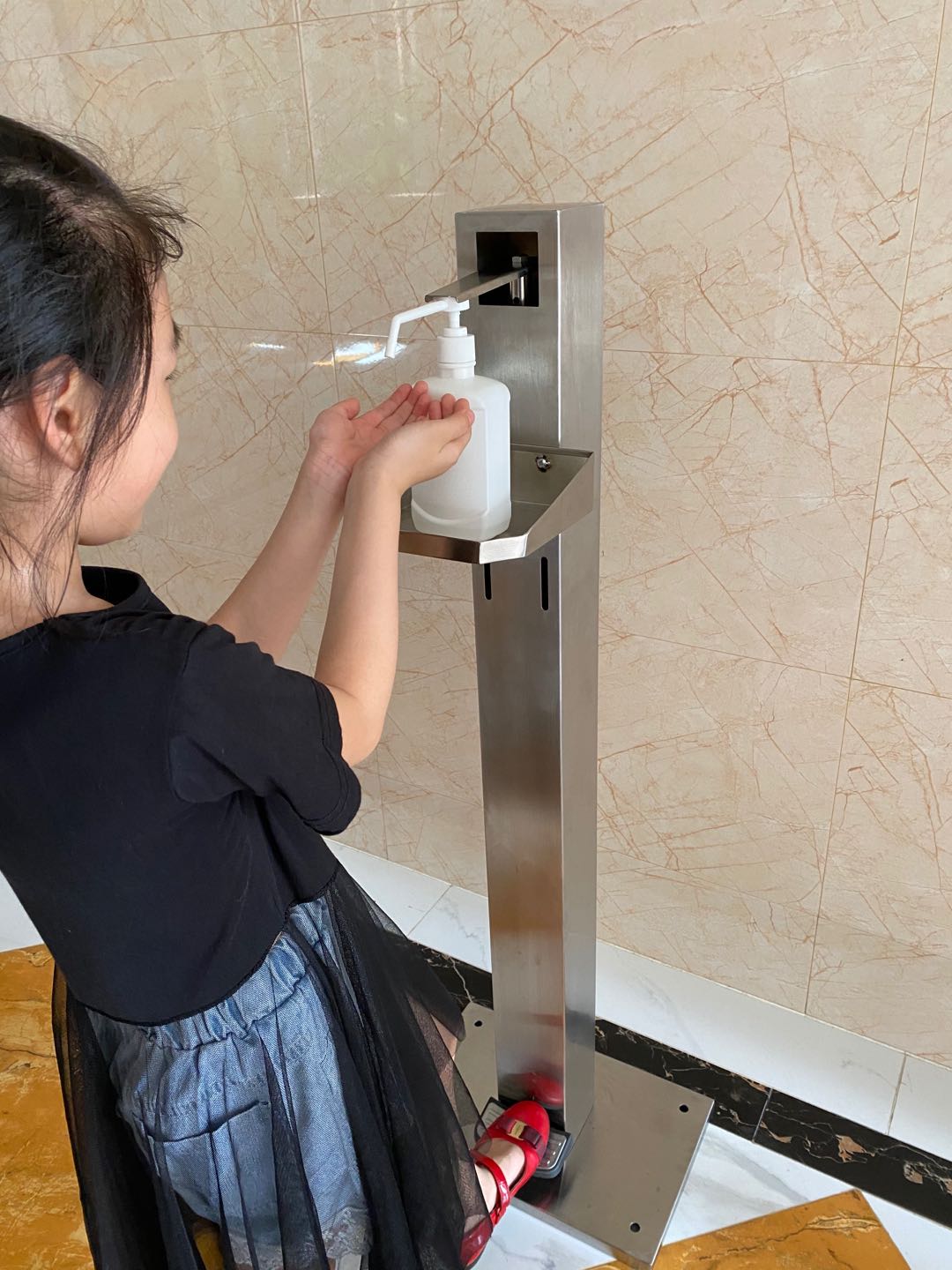 フットコントロール付きハンドサニタイザーディスペンサー